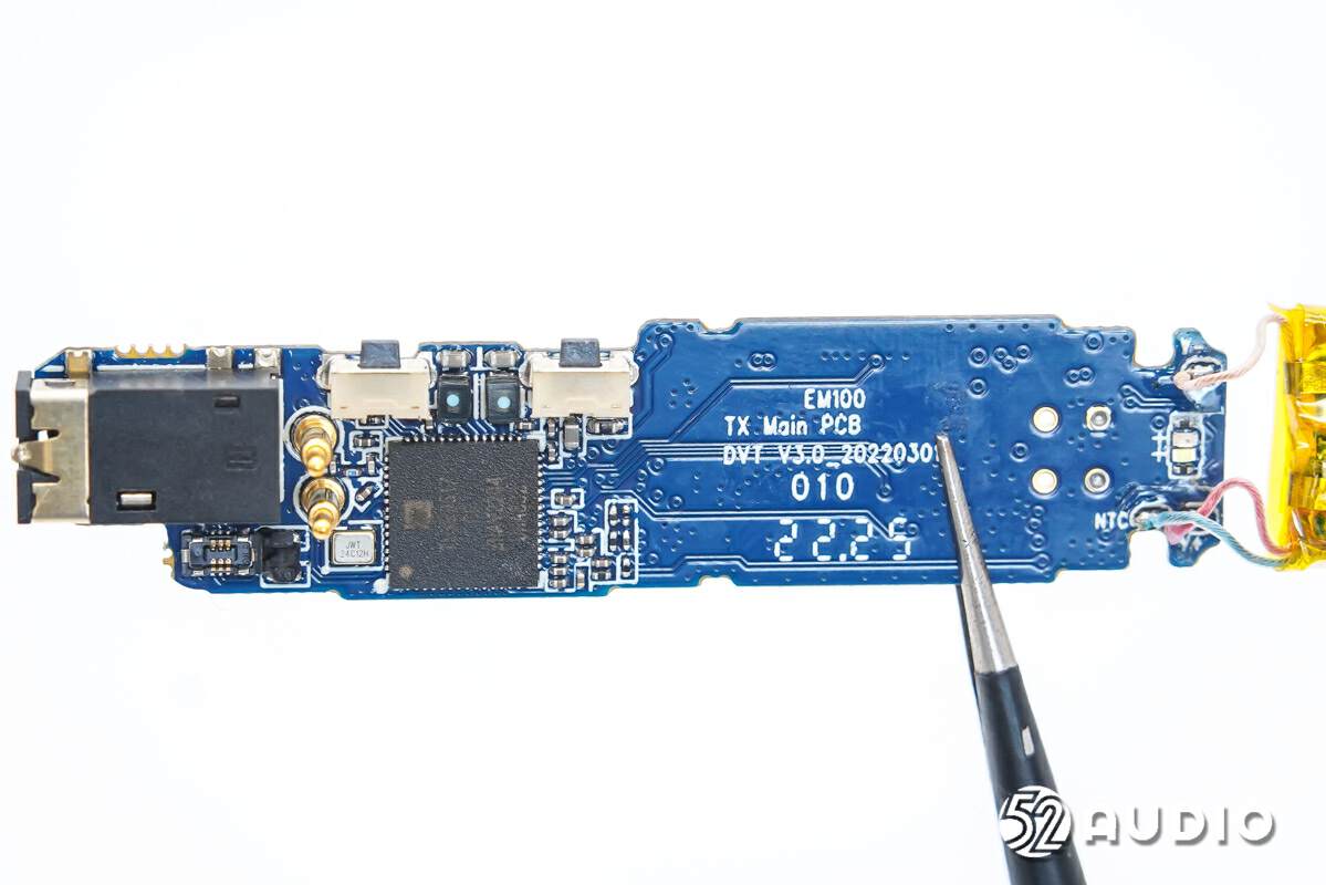 Transmitter holding Telink’s TLSR9517C multi-protocol wireless SoC